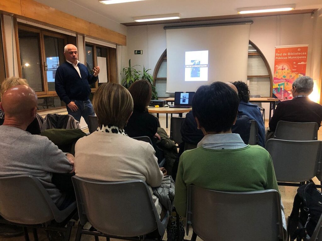 Cristobo de Milio en la presentación de su libro "Las Grandes hadas" en la biblioteca del Campo San Francisco.
