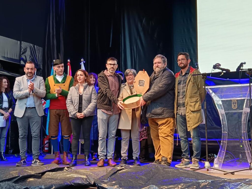 Endrega del Distintitvu a la Investigación Folklórica, "Fini Suárez". Folixa la primavera, Mieres.