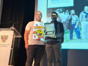 En la foto Manuel Toral, organizador de Fotomaliayo, y nuestro presidente Xuan Fernandez-Piloñeta. Foto C.V. La Nueva España