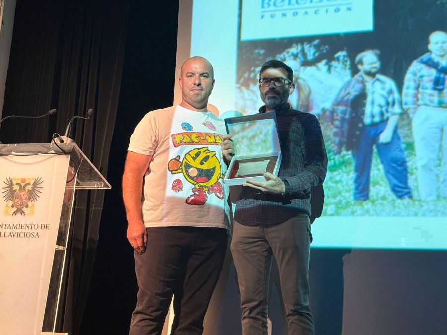 En la foto Manuel Toral, organizador de Fotomaliayo, y nuestro presidente Xuan Fernandez-Piloñeta. Foto C.V. La Nueva España